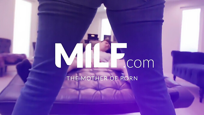 Hot Milf-Lærer Suger En Slem Gutts Kuk Under Internering