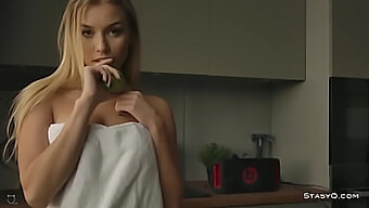 Szőke Katya Hamis Melleit Mutatja Be Egy Softcore Videóban