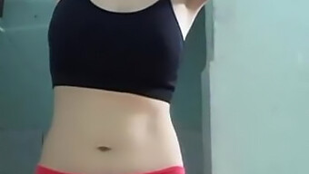 Mira A Una Chica Asiática Mover Su Trasero Y Abrir Sus Piernas