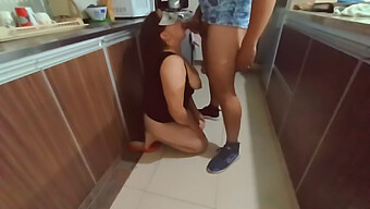 Sperma Di Mulut Setelah Seks Lesbian Yang Panas