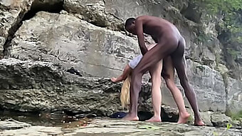 Negro Y Empinado: Sexo Interracial Con Gran Polla En La Montaña