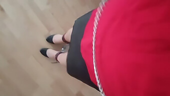 Sissy Es Azotada Y Camina Sobre Tacones En Bondage