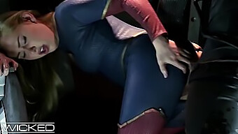 Umiejętności Głębokiego Gardła Supergirl Imponują Braniac W Tym Filmie Z Analnym Lodzikiem