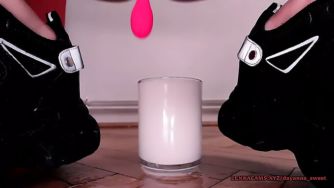 Een Volwassen Europese Milf Spuit In Een Glas In Deze Video