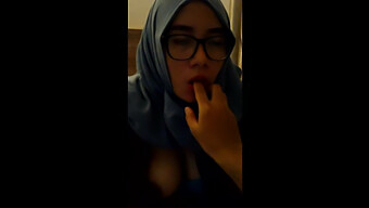 Indonesisk Pige I Hijab Udfører Oralsex I Bind 4