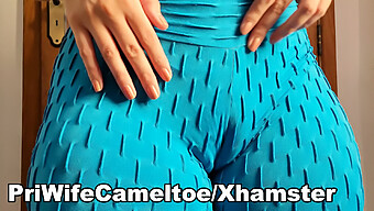 Le Cameltoe De La Femme Brésilienne En Exposition Dans Un Legging De Gym