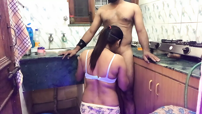 Bhabhi Hindih Menelanjangi Kontol Teman Suaminya