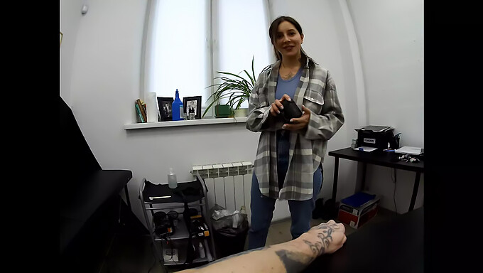 Tatoveret Vixen Giver Et Deepthroat Blowjob Og Modtager Cumshot