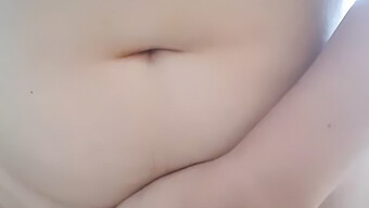 紧致美丽:一个大自然的乳房少女(18+)享受她的玩具