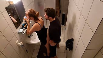 Sexo Hardcore En El Baño Con Una Chica Universitaria