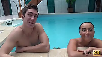 Un Mari Cocu Filme Les Aventures Sexuelles D'Un Couple Dans Une Piscine.