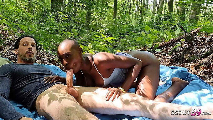 Outdoorsex Im Öffentlichen Park Mit Heißer Ebony Und Deutsche