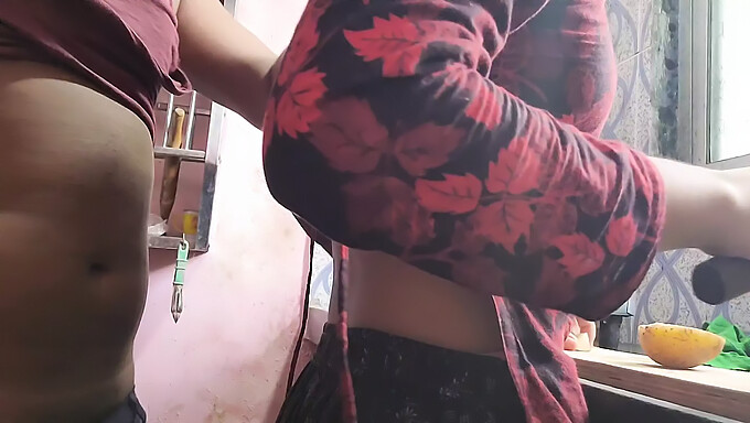 Filem Lucah India Buatan Sendiri Yang Menampilkan Isteri Amatur (18+) Yang Berkongsi Dengan Wanita Matang