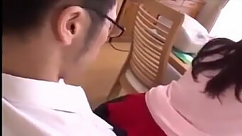 Una Joven Japonesa Recibe Una Buena Follada En Su Coño Y Culo