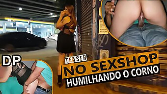 Dos Chicos Humillan A Su Marido Cornudo En Un Video Amateur