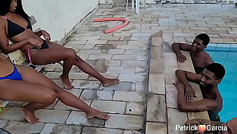 Casal Bissexual Negro Quente Se Entrega A Uma Foda Lésbica E De Pau