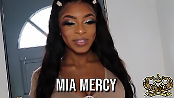 Mia Mercy Neemt Een Enorme Lul En Slikt Twee Enorme Ladingen Door