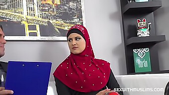 المحامي يستمتع بلسان مرضٍ من امرأة مسلمة..