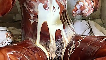 Una Milf Fa Coprire La Sua Fighetta Di Cioccolato E Crema