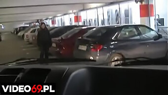 Garota Amadora De Boquete Faz Um Boquete Em Um Carro Em Um Estacionamento Do Shopping