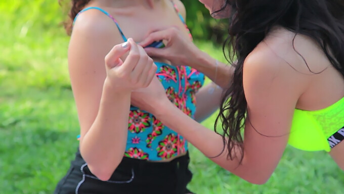 Jeunes Étudiantes En Legging Transparent Et Soutien-Gorge Dans Le Parc