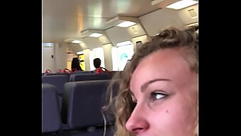 Una Pareja Europea Da Placer Oral En Un Tren Público