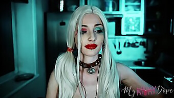 Asmr Rollespil Af Harley Quinn Af En Ung Voksen Cosplayer