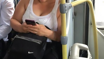 Seorang Milf Berpayudara Besar Naik Bus Dalam Threesome.