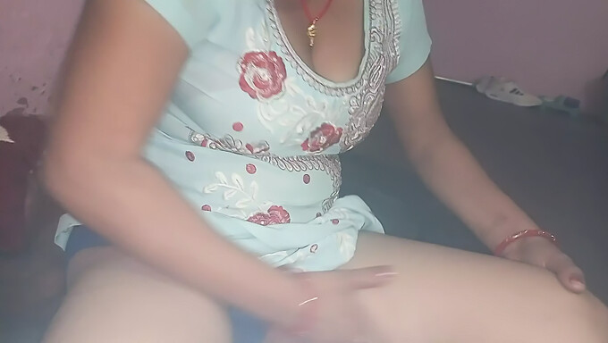 Modne Desi Bhabhi Elsker Oralsex