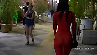 Milf En Robe Rouge Transparente Séduit En Public