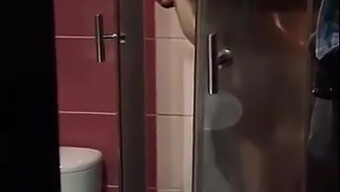 Rubia De Tetas Pequeñas Es Follada En El Baño