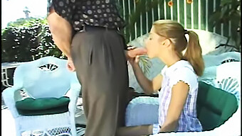 Lần Đầu Tiên Blowjob Bên Bể Bơi