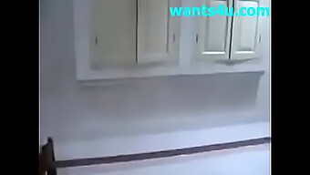 نيك عنيف من فتاة هندية ذات ثديين طبيعيين كبيرين ..