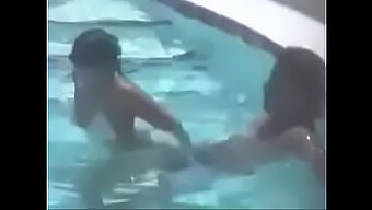 ¡la Fiesta Más Caliente De La Piscina Con Una Pareja Húmeda Y Salvaje! ¡no Te Pierdas Esta Fiesta Salvaje!