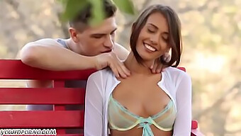 Sexo Realista Em Um Parque Público Com Uma Esposa Com Tesão