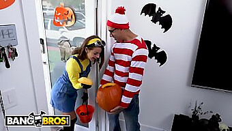 18-Ročná Evelin Stone Dostane Na Halloweensku Pochúťku Kohúta Bangbros