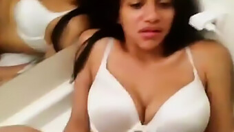 Amatör Hintli Genç (18+) Bikini Içinde Sikişiyor