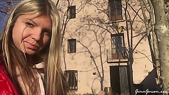 Viaje De Barcelona Con Una Joven Rubia