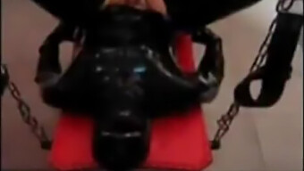 Latexově Oblečená Poslušná Žena Si Bere Strapon Do Pusy I Do Zadku