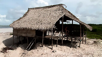 Twee Perverse Stellen Hebben Amateur Buitenseks In Een Strandhuisje.