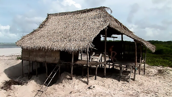 Két Perverz Pár Amatőr Szabadtéri Szexet Folytat Egy Strandházban