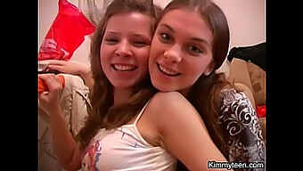 Las Chicas Adolescentes Se Ponen Traviesas Entre Ellas