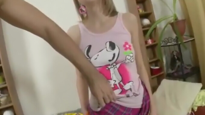 Loira Adolescente Tem Seu Cuzinho Apertado Esticado Ao Limite