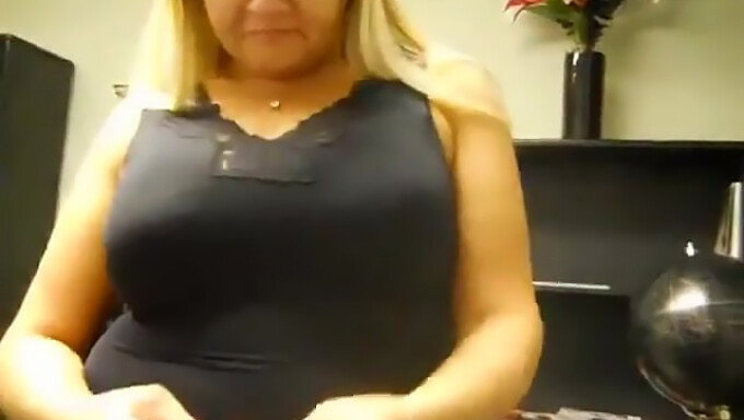 Peitos Naturais Saltando Na Webcam Neste Vídeo De Milf