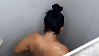 Une Nana Aux Gros Seins Enregistre La Douche De Son Cousin