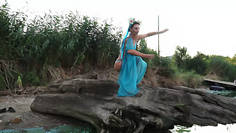 Jeune Étudiante Danse Sur La Plage Dans Une Vidéo Hd