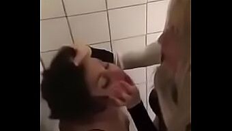 Une Lesbienne Dominatrice Exerce Sa Domination Sur Un Ami Dans Une Salle De Bain