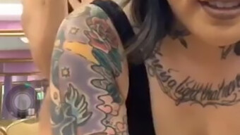 Asiatisk Babe Med Tatueringar Twerkar För Din Njutning På Periskop