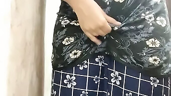 Desi Aunty Masturbates And Fingers Her Hot Body