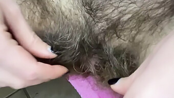 ¡una Chica India De 18 Años Con Un Coño Peludo Experimenta Un Orgasmo Intenso!